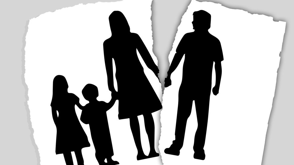 Náklady, čas a energii vynaložené na dojíždění za dítětem po rozvodu musí „férově“ nést oba rodiče